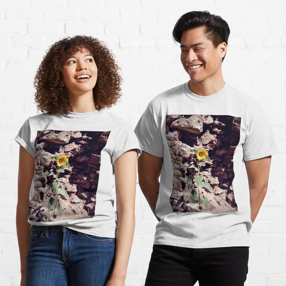 Sonnenblume vor Burg-Mauer Classic T-Shirt