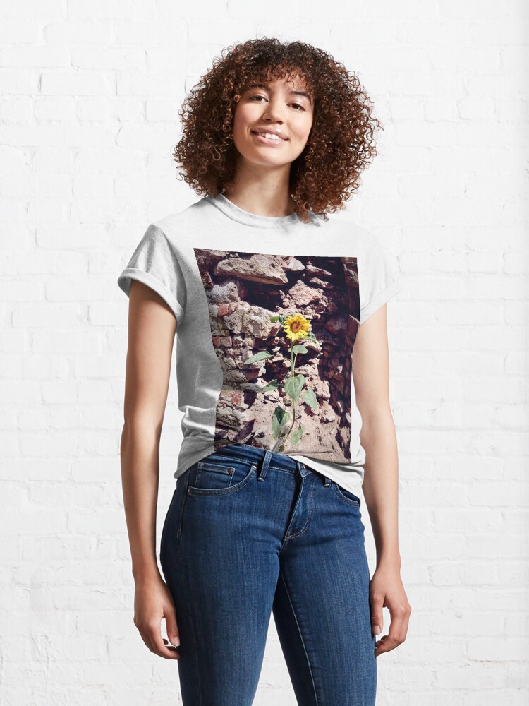 Alternative Ansicht von Sonnenblume vor Burg-Mauer Classic T-Shirt