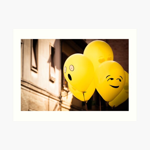 Artikelvorschau, Lustige gelbe Emoji-Luftballons, die schweben, während man etwas Schockierendes entdeckt entworfen und verkauft von Retro Futurist.