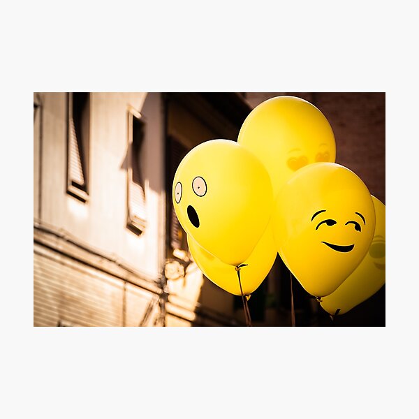 Artikelvorschau, Lustige gelbe Emoji-Luftballons, die schweben, während man etwas Schockierendes entdeckt entworfen und verkauft von Retro Futurist.
