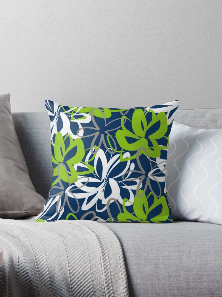 Aperçu 1 sur 4. Coussin avec l'œuvre Motif floral peint Lotus Garden en vert lime, blanc, gris et bleu marine créée et vendue par kierkegaard.