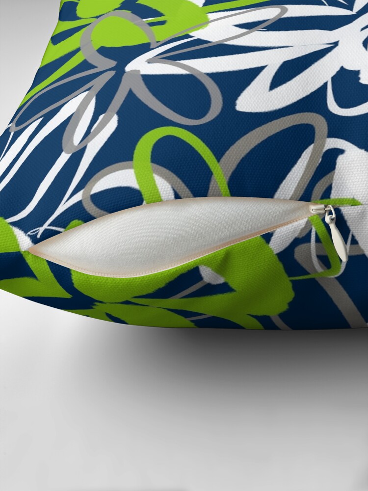 Aperçu 2 sur 4. Coussin avec l'œuvre Motif floral peint Lotus Garden en vert lime, blanc, gris et bleu marine créée et vendue par kierkegaard.