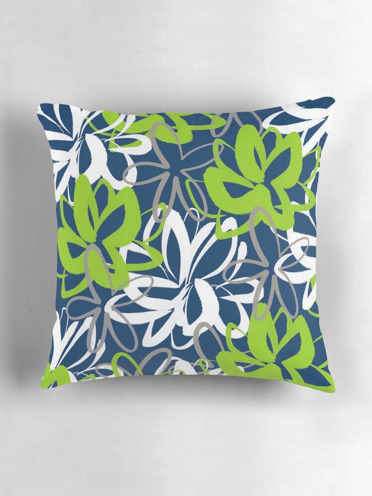 Aperçu 3 sur 4. Coussin avec l'œuvre Motif floral peint Lotus Garden en vert lime, blanc, gris et bleu marine créée et vendue par kierkegaard.