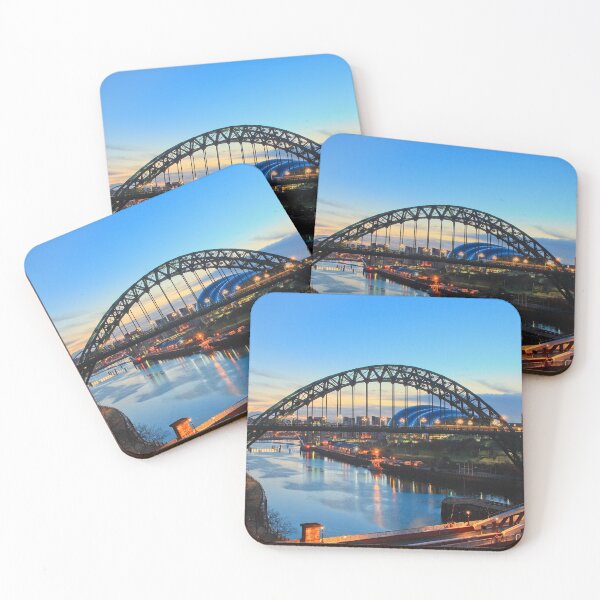 Artikelvorschau,  Nordostengland. Entnommen von der High Level Bridge mit dem Sage Center im Hintergrund und der Swing Bridge im Vordergrund. entworfen und verkauft von Rob Cole Photography.