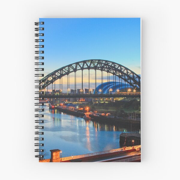 Aperçu de l'œuvre  Angleterre du Nord-Est. Tiré du High Level Bridge avec le Sage Center en arrière-plan et Swing Bridge en premier plan. créée et vendue par Rob Cole Photography.