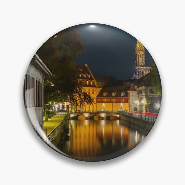 Artikelvorschau, Strasbourg Cathedral view from Little France quarter. Night view with reflection in the water. entworfen und verkauft von Alexander Sorokopud.