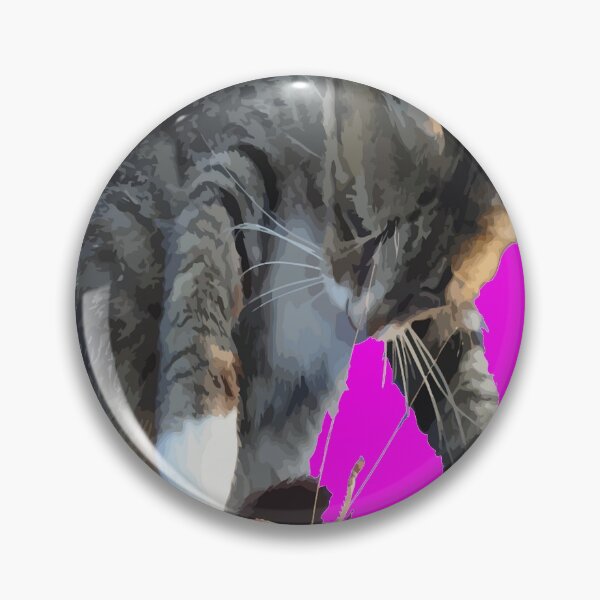 Artikelvorschau, Weiße Pfoten getigerte Katze spielt mit geflügelten Insekten entworfen und verkauft von taiche.