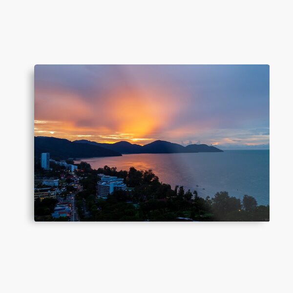 Aperçu de l'œuvre Batu Ferringhi Beach Penang Island Malaysia Sunset créée et vendue par Kevin Miller Photography.