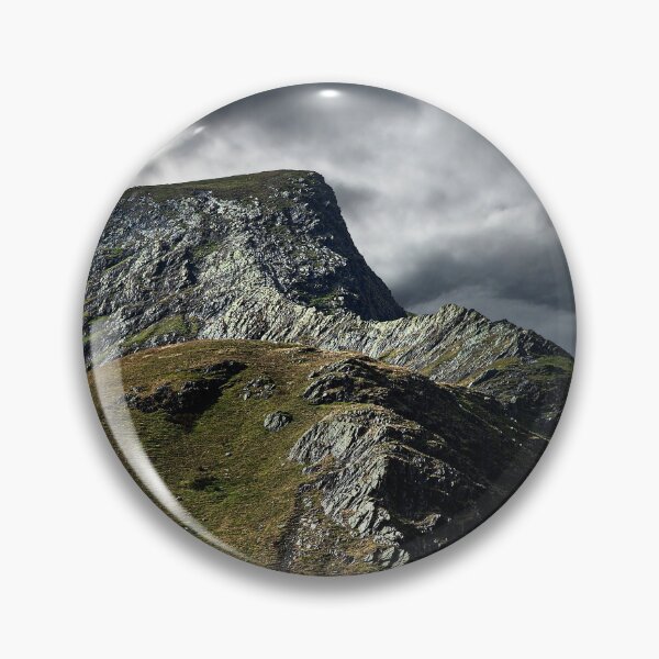 Artikelvorschau,  Wenn es Gewitterwolken gibt und das Licht den Berg von Süden her kathiert, dann ist die Eimerladung dramatisch. Der Gipfel von Blencathra über Sharp Edge ist nichts für schwache Nerven. Seien Sie also vorsichtig, aber der Blick auf Foule Crag und den Gip entworfen und verkauft von Martin Lawrence.