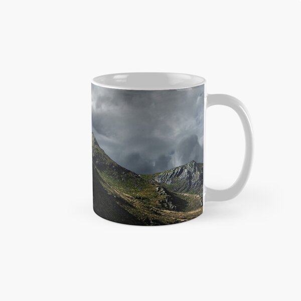 Artikelvorschau, Wenn es Gewitterwolken gibt und das Licht den Berg von Süden her kathiert, dann ist die Eimerladung dramatisch. Der Gipfel von Blencathra über Sharp Edge ist nichts für schwache Nerven. Seien Sie also vorsichtig, aber der Blick auf Foule Crag und den Gip entworfen und verkauft von Martin Lawrence.