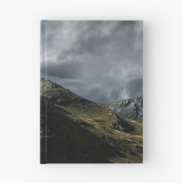 Artikelvorschau, Wenn es Gewitterwolken gibt und das Licht den Berg von Süden her kathiert, dann ist die Eimerladung dramatisch. Der Gipfel von Blencathra über Sharp Edge ist nichts für schwache Nerven. Seien Sie also vorsichtig, aber der Blick auf Foule Crag und den Gip entworfen und verkauft von Martin Lawrence.