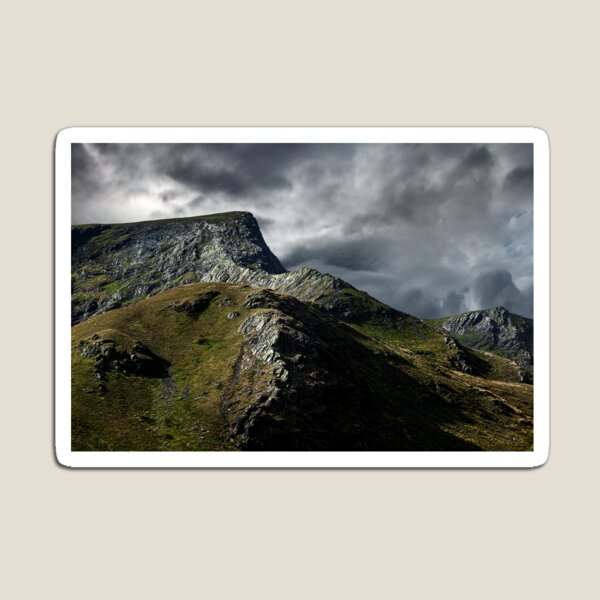 Item preview,  cuando hay nubes de tormenta alrededor y la luz atraviesa la montaña desde el sur, la carga del cubo tiene un drama. La cumbre de Blencathra a través de Sharp Edge no es para los débiles de corazón, así que tenga cuidado, pero la vista a Foule Crag y a l designed and sold by Martin Lawrence.