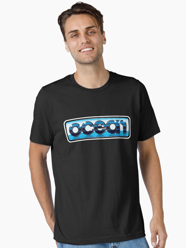 Imagen 1 de 7, Camiseta esencial con la obra Logotipo de Ocean Software de los años 80 - Recreación de alta calidad 100% (Amiga, C64, Amstrad, Spectrum), diseñada y vendida por ybotnosdirb.
