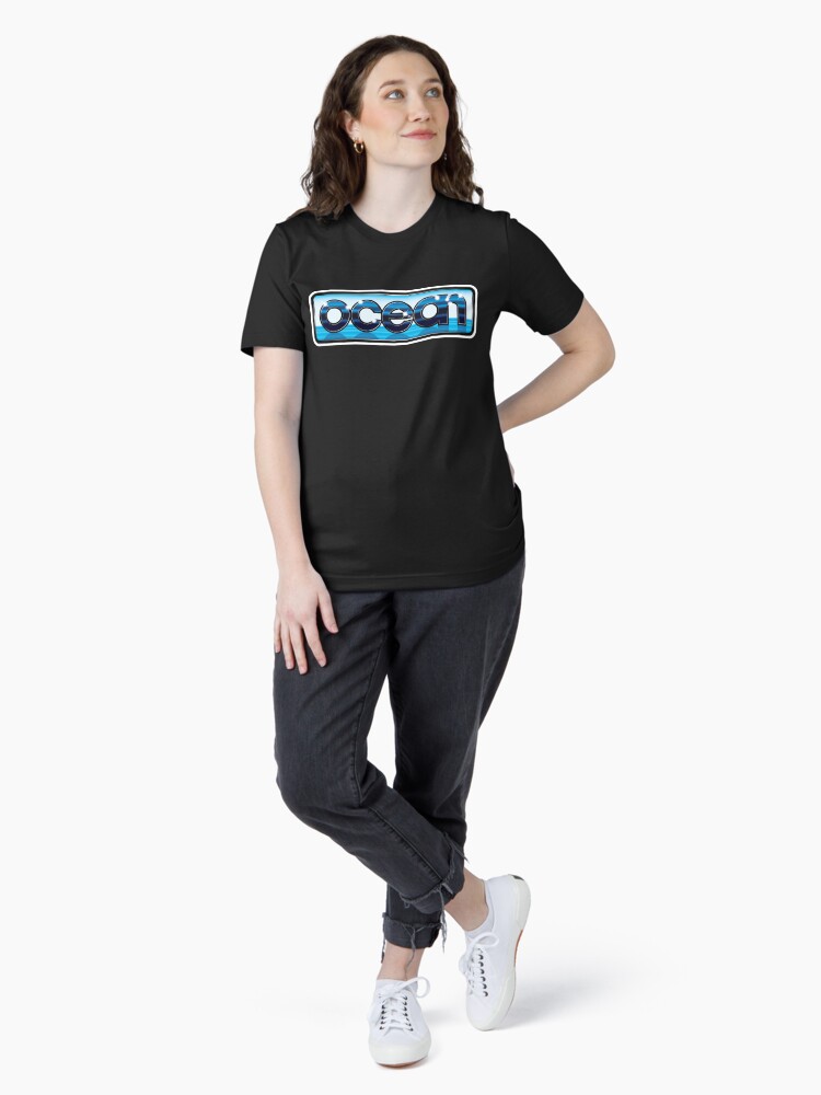 Imagen 4 de 7, Camiseta esencial con la obra Logotipo de Ocean Software de los años 80 - Recreación de alta calidad 100% (Amiga, C64, Amstrad, Spectrum), diseñada y vendida por ybotnosdirb.