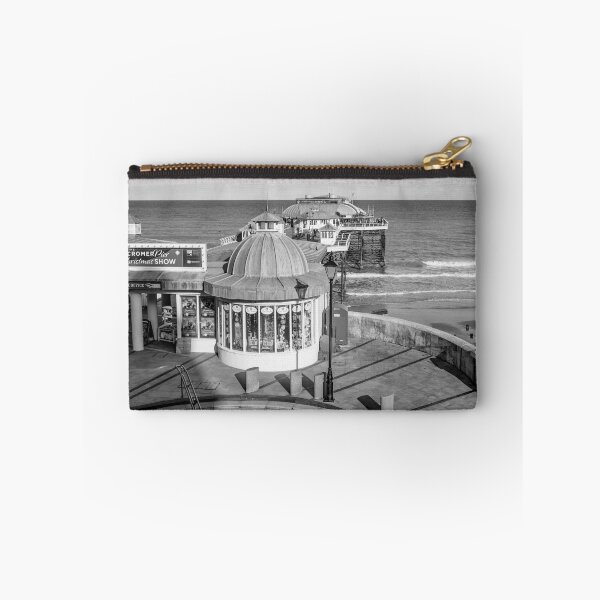 Artikelvorschau, Top down view of Cromer pier in North Norfolk entworfen und verkauft von yackers1.