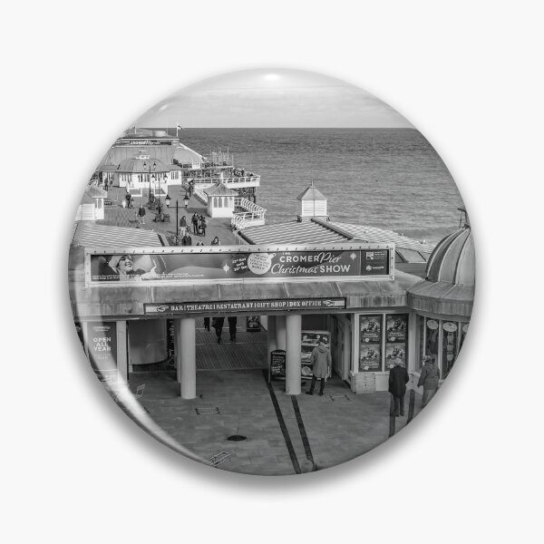 Artikelvorschau, Cromer pier captured from above entworfen und verkauft von yackers1.