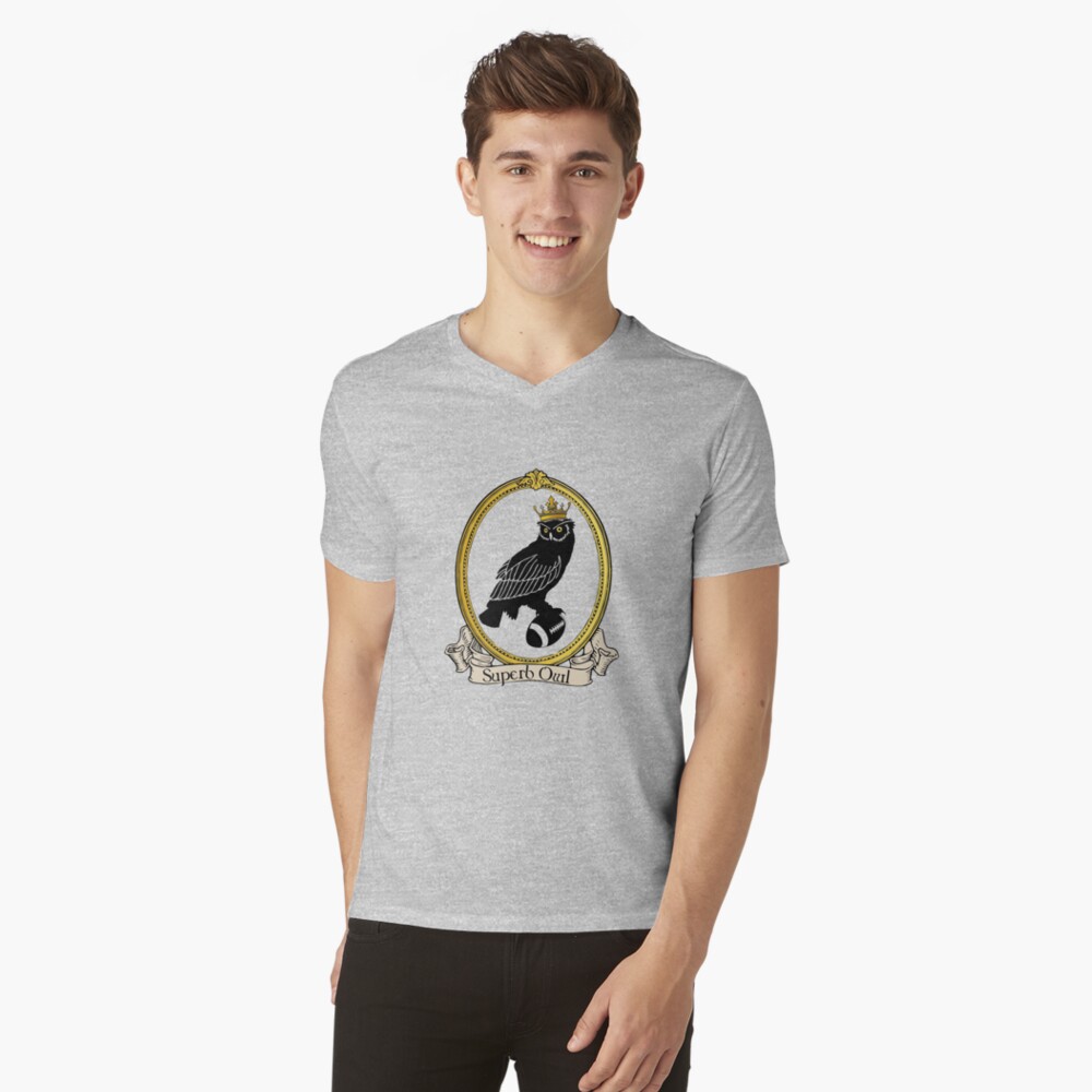 Aperçu de l'œuvre T-shirt col V créée et vendue par Twisted-Giraffe.