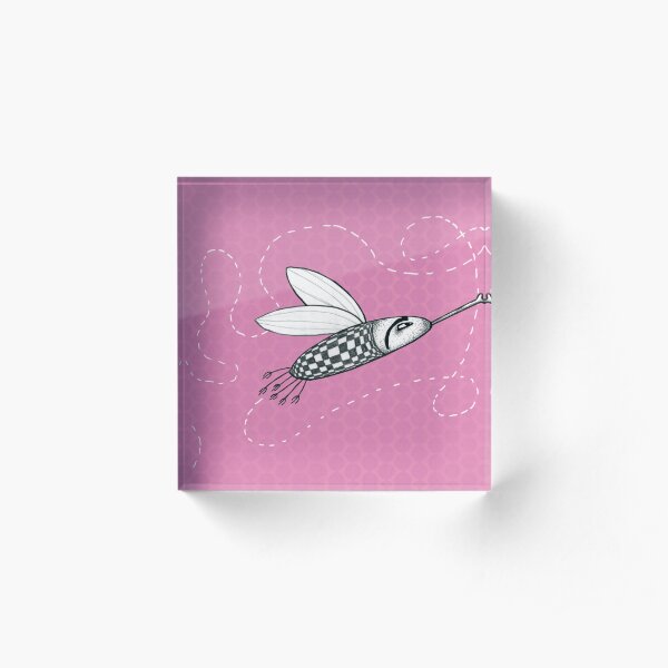 Fliege mit Schachbrett-Muster auf Rosa Hintergrund Acrylblock
