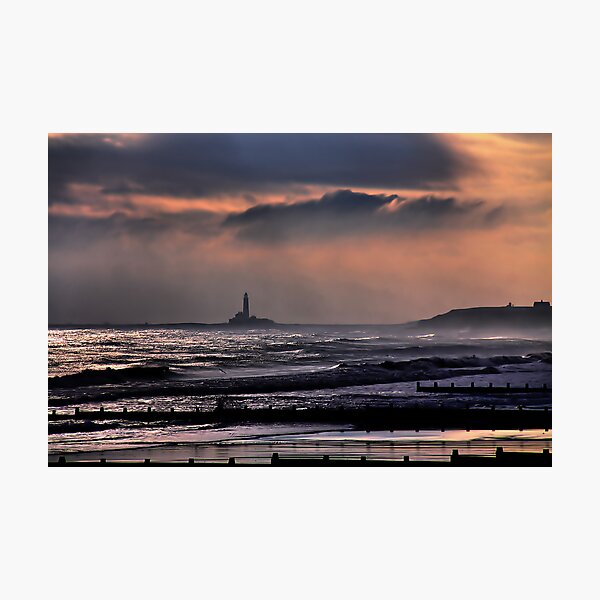 Artikelvorschau, nördlich von Whitley Bay an der Küste von Nordostengland. Die kleine felsige Gezeiteninsel ist durch einen kurzen Beton-Damm mit dem Festland verbunden, der bei Flut untergetaucht ist, aber bei Ebbe leicht zugänglich ist.
Es fungiert nicht mehr als fu entworfen und verkauft von FXST.