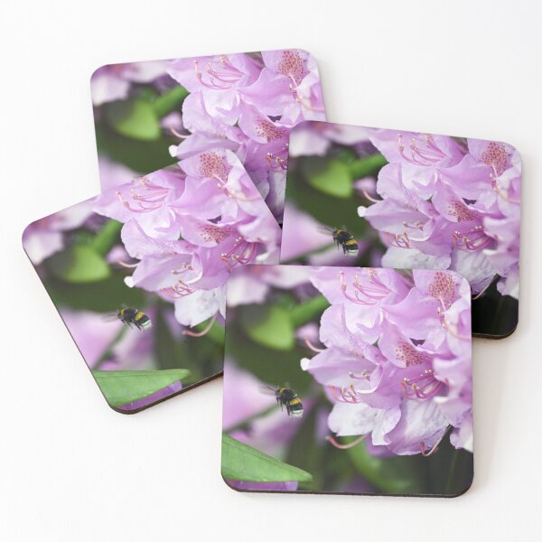 Item preview, the bee flies around the hydrangea flowers designed and sold by goceris.