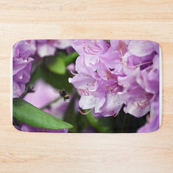 Item preview, the bee flies around the hydrangea flowers designed and sold by goceris.