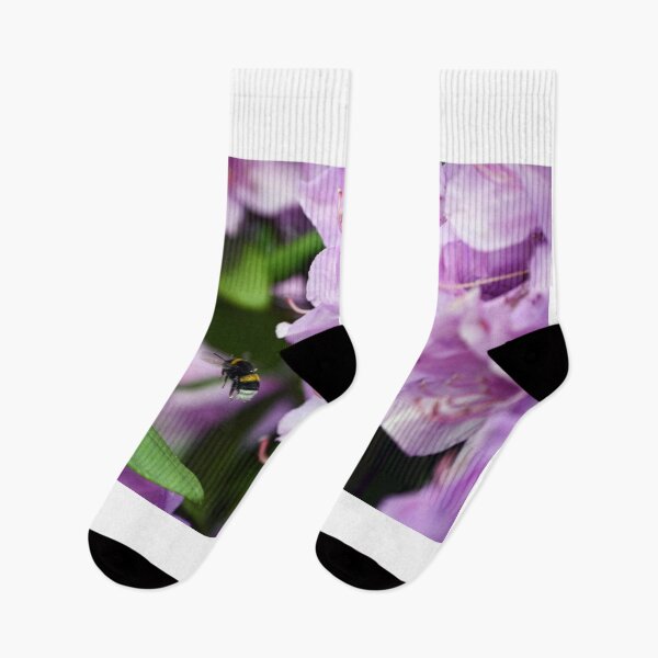 Item preview, the bee flies around the hydrangea flowers designed and sold by goceris.