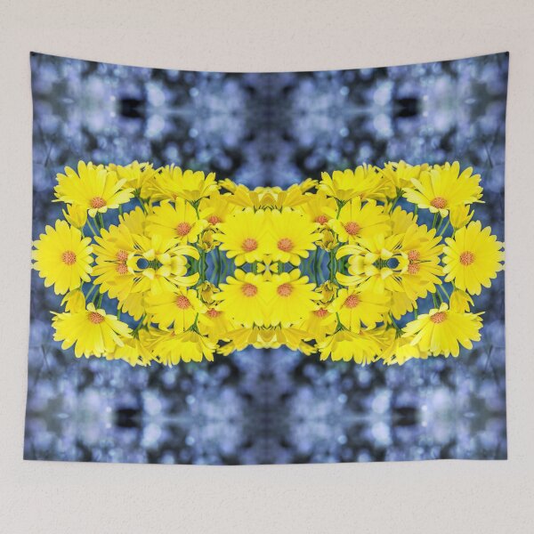 Artikelvorschau, Frische, schöne gelbe Osteospermum-Blüten blühen in einem surreal geformten symmetrischen Kaleidoskop entworfen und verkauft von Grégory DUBUS.
