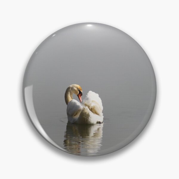 Artikelvorschau, Graceful white swan in lake reeds entworfen und verkauft von EstelleRossetti.