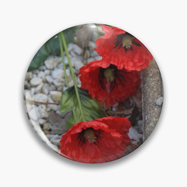Artikelvorschau, Poppies synthetic plastic flowers outdoor on a cemetery entworfen und verkauft von EstelleRossetti.