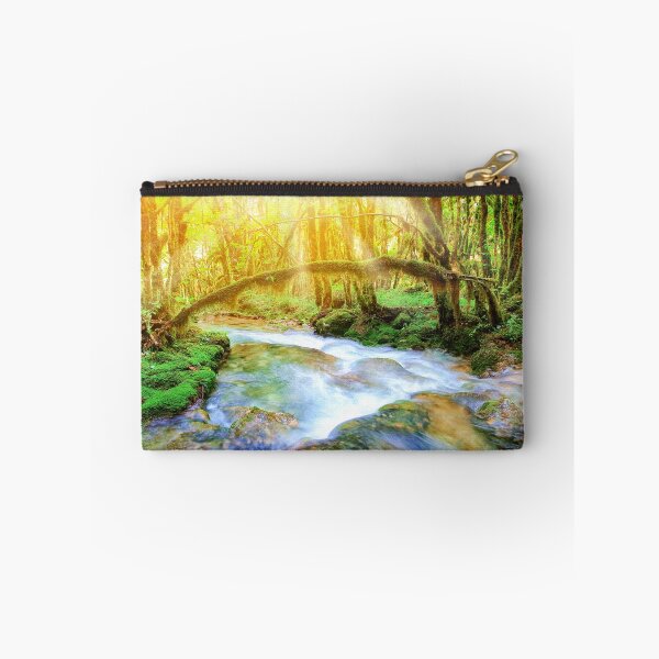 Artikelvorschau, Schöner wilder Süßwasserbach im Wald unter hellem Sonnenlicht entworfen und verkauft von Grégory DUBUS.