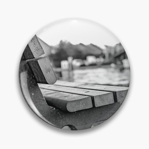 Artikelvorschau, Bench overlooking the River Bure in the Norfolk village of Wroxham entworfen und verkauft von yackers1.