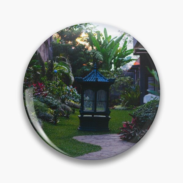 Artikelvorschau,  Indonesien - Ein kleiner Tempel inmitten eines farbenfrohen Gartens voller Pflanzen von Grün bis Purpur. entworfen und verkauft von Carmen Jost.