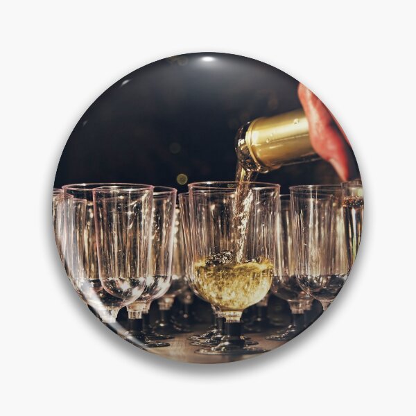 Artikelvorschau, Auslaufender Wein des Kellners im Glas in der Nachtbeleuchtung. entworfen und verkauft von IaroslavB.