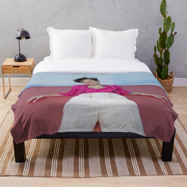 pink suit harry Throw Blanket