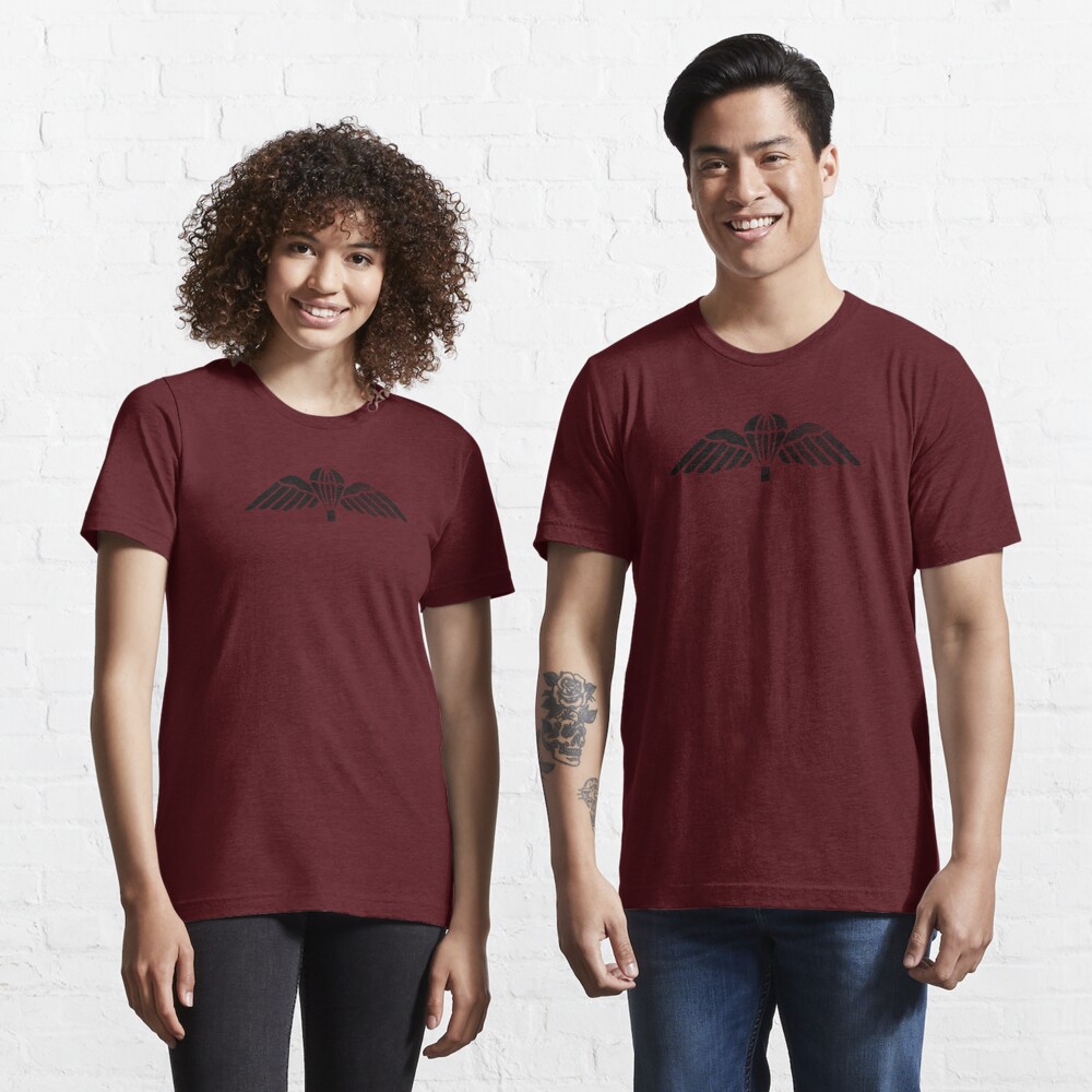 Vista previa del artículo con la obra «Camiseta esencial», diseñado y vendido por StrongVlad.