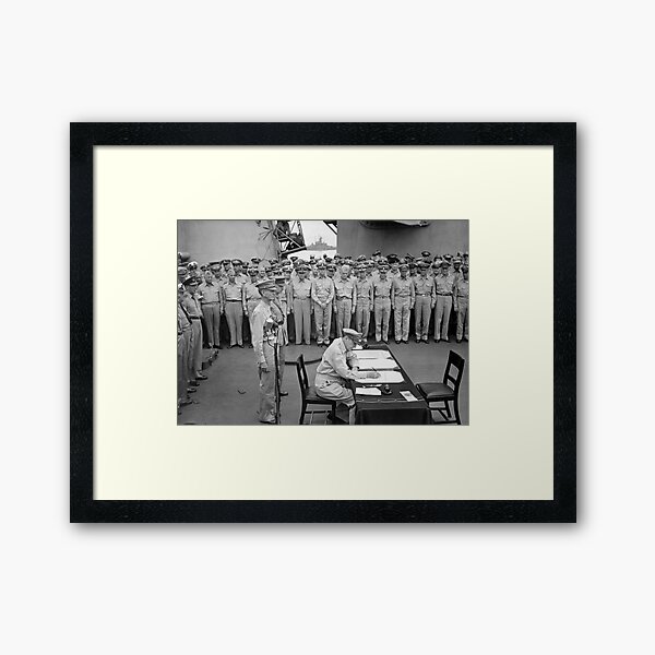 Vista previa del artículo con la obra «El general MacArthur firma la rendición japonesa», diseñado y vendido por warishellstore.