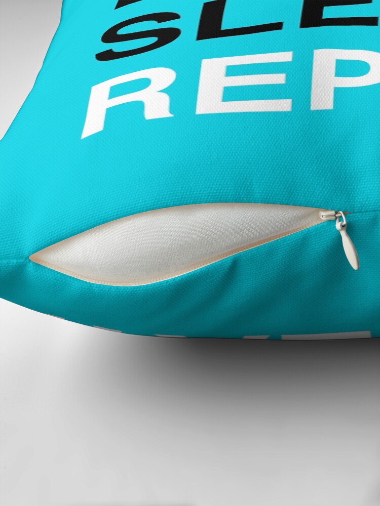 Imagen 2 de 4, Cojín con la obra Leer. Comer. Dormir. Repetir. (Azul), diseñada y vendida por Kitmagic.