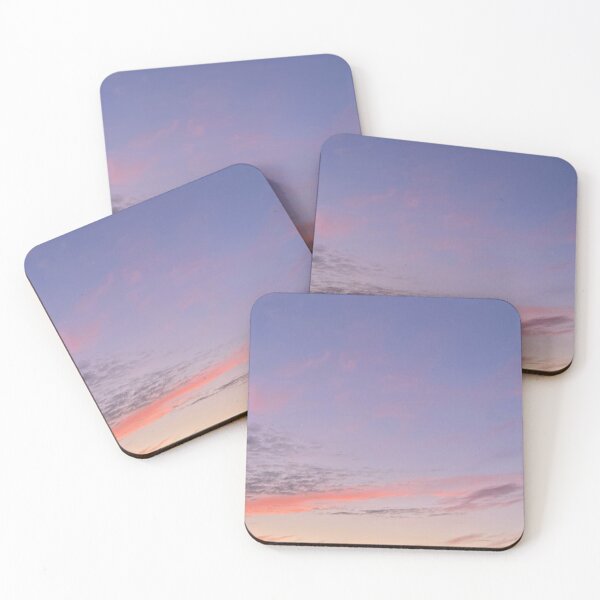 Aperçu de l'œuvre Coucher de soleil relaxant sur la plage bleu et rose créée et vendue par cloudedsunset.