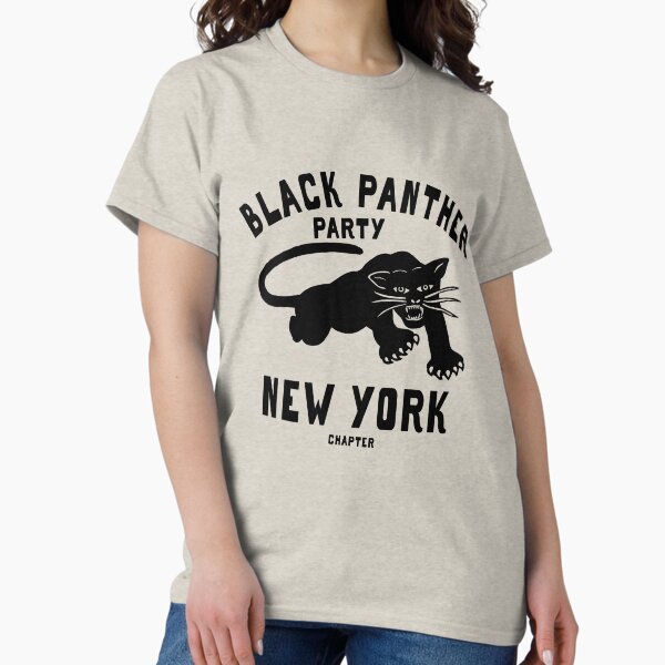 Vista previa del artículo con la obra «LAS VIDAS NEGRAS IMPORTAN: 'Partido Pantera Negra: Capítulo de Nueva York': Negro original sobre crema», diseñado y vendido por Day Chapman.