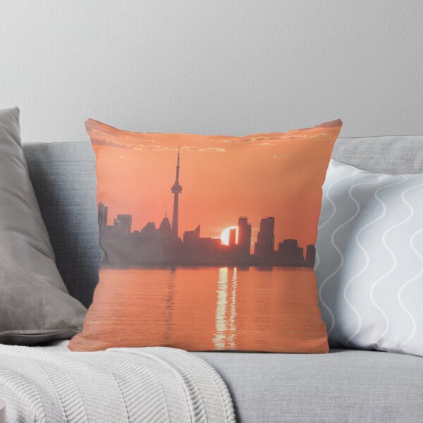 Artikelvorschau, Geteilter Sonnenweg - Toronto Sonnenaufgang in lebendigem Orange entworfen und verkauft von Georgia Mizuleva.