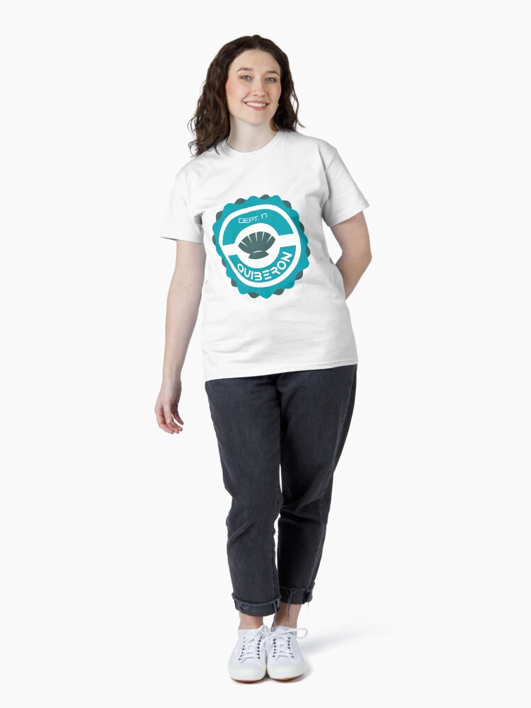 Aperçu 4 sur 7. T-shirt classique avec l'œuvre QUIBERON créée et vendue par 2G2P.