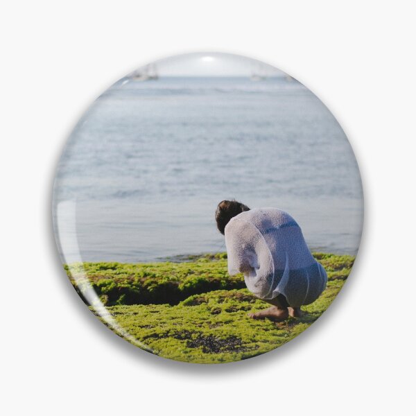 Artikelvorschau,  Indonesien - Eine Frau in Weiß spielt mit dem Moos, das die Felsen und am Meer bedeckt. entworfen und verkauft von Carmen Jost.