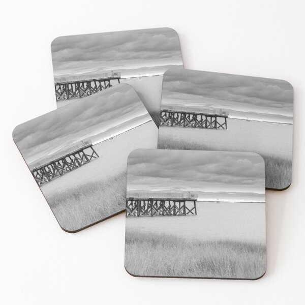 Aperçu de l'œuvre Jetée sur Calf Pasture Beach Connecticut sous un ciel couvert en monochrome maussade Merveilleux pour une impression d'art sur votre mur, ou même un t-shirt. créée et vendue par Brian Scantlebury.