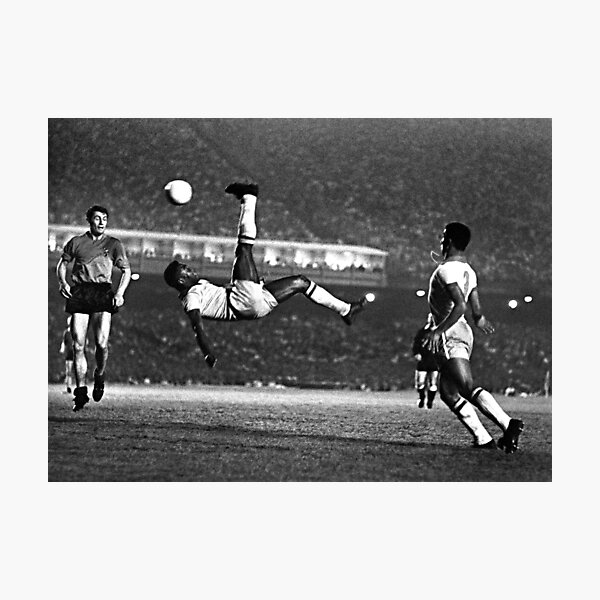 La légende brésilienne et du football Edson Arantes do Nascimento alias Pelé est l'homme responsable de sa popularisation.
Bien qu'il soit présent dans le jeu depuis plus de 30 ans Impression photo