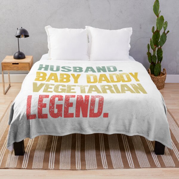 Artikelvorschau,  Vintage Retro-Geschenk oder nur Sie sind stolz auf Ihren Ehemann. Ein Ehemann und ein Baby-Papa zu sein, bedeutet, dass die Pflege mit den Bedürfnissen seiner Frau und seiner Kinder kollidiert. entworfen und verkauft von Bendthetrend.