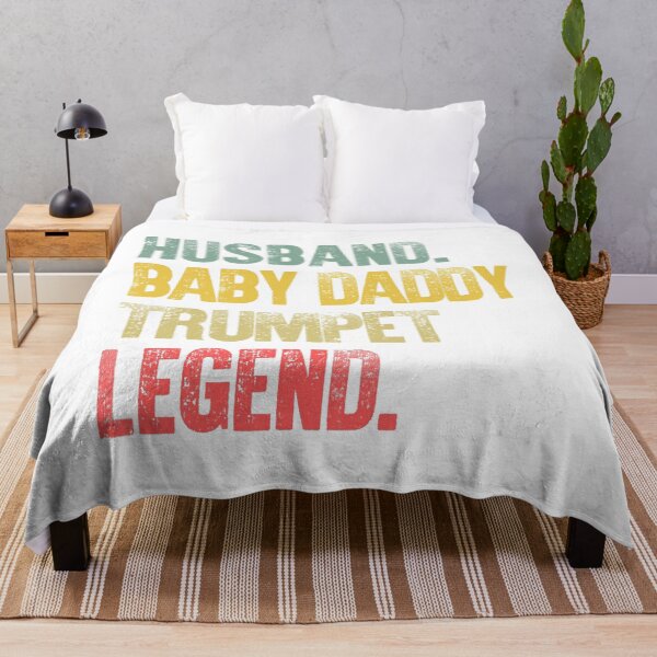 Artikelvorschau, Vintage Retro-Geschenk oder nur Sie sind stolz auf Ihren Ehemann. Ein Ehemann und ein Baby-Papa zu sein, bedeutet, dass die Pflege mit den Bedürfnissen seiner Frau und seiner Kinder kollidiert. entworfen und verkauft von Bendthetrend.