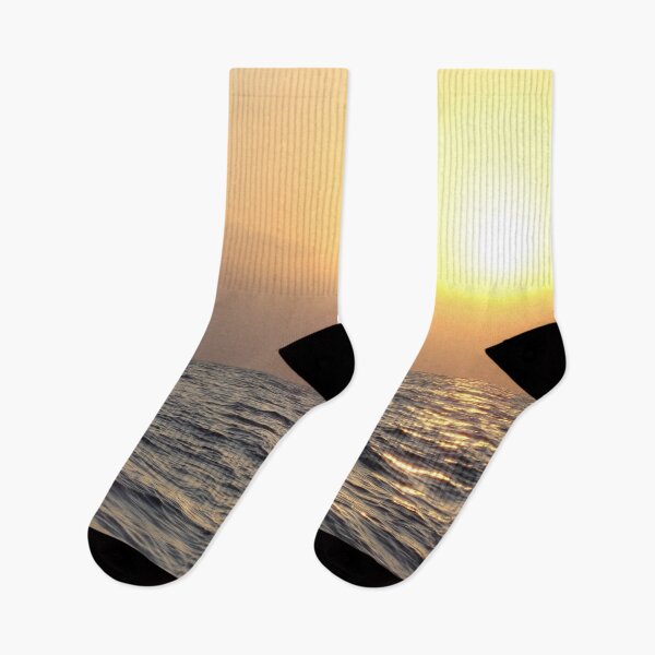 Artikelvorschau, Schöner Sonnenuntergang auf dem Meer mit einem Boot in der Ferne entworfen und verkauft von Artlajf.