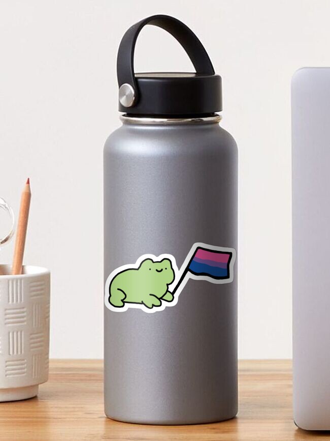 Aperçu 1 sur 3. Sticker avec l'œuvre grenouille drapeau bisexuel créée et vendue par softlysticker.