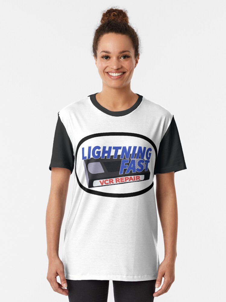 Imagen 2 de 5, Camiseta gráfica con la obra logotipo de reparación de vcr a la velocidad de la luz, diseñada y vendida por cameronbaba.