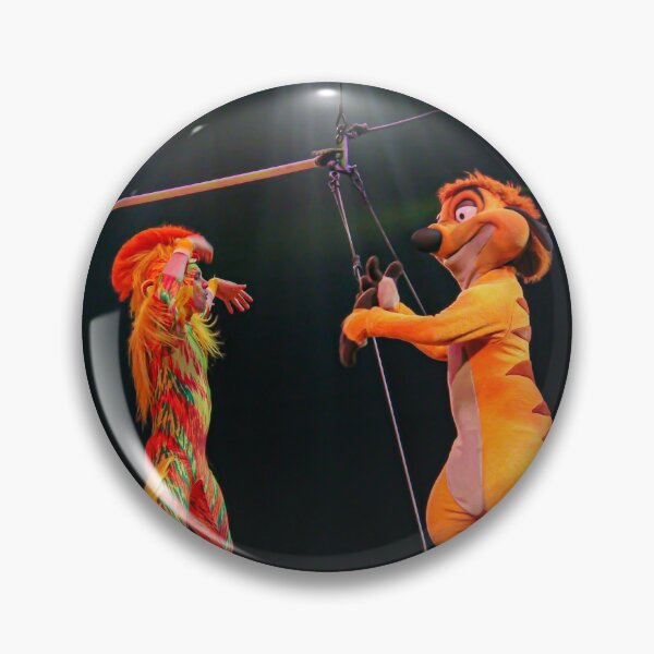 Aperçu de l'œuvre  une scène du spectacle où un singe acrobatique interagit avec Timon.
Photo prise en mars 2019 créée et vendue par Connor Henzi.